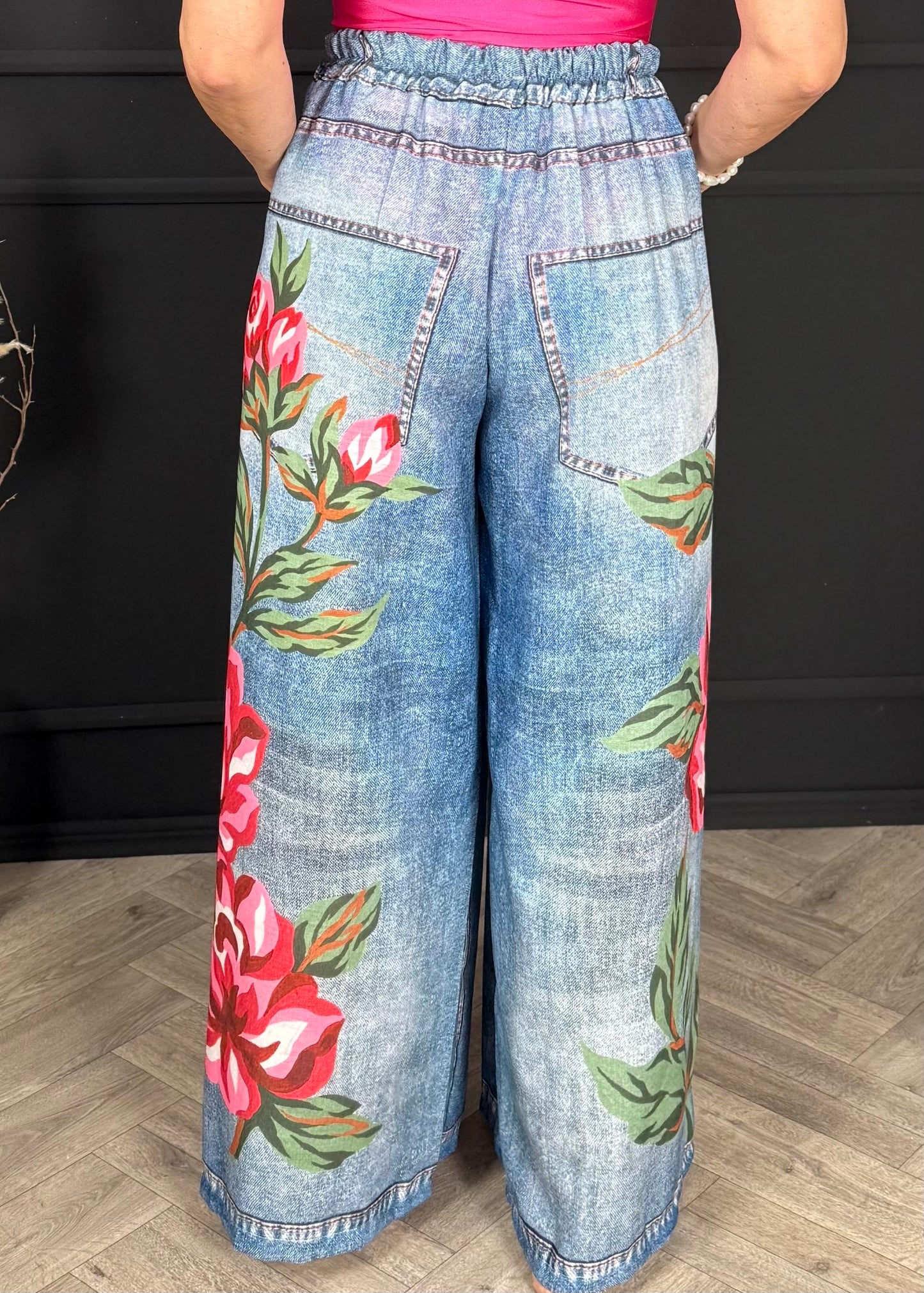 Weite leichte Hose in Denimoptik mit Print