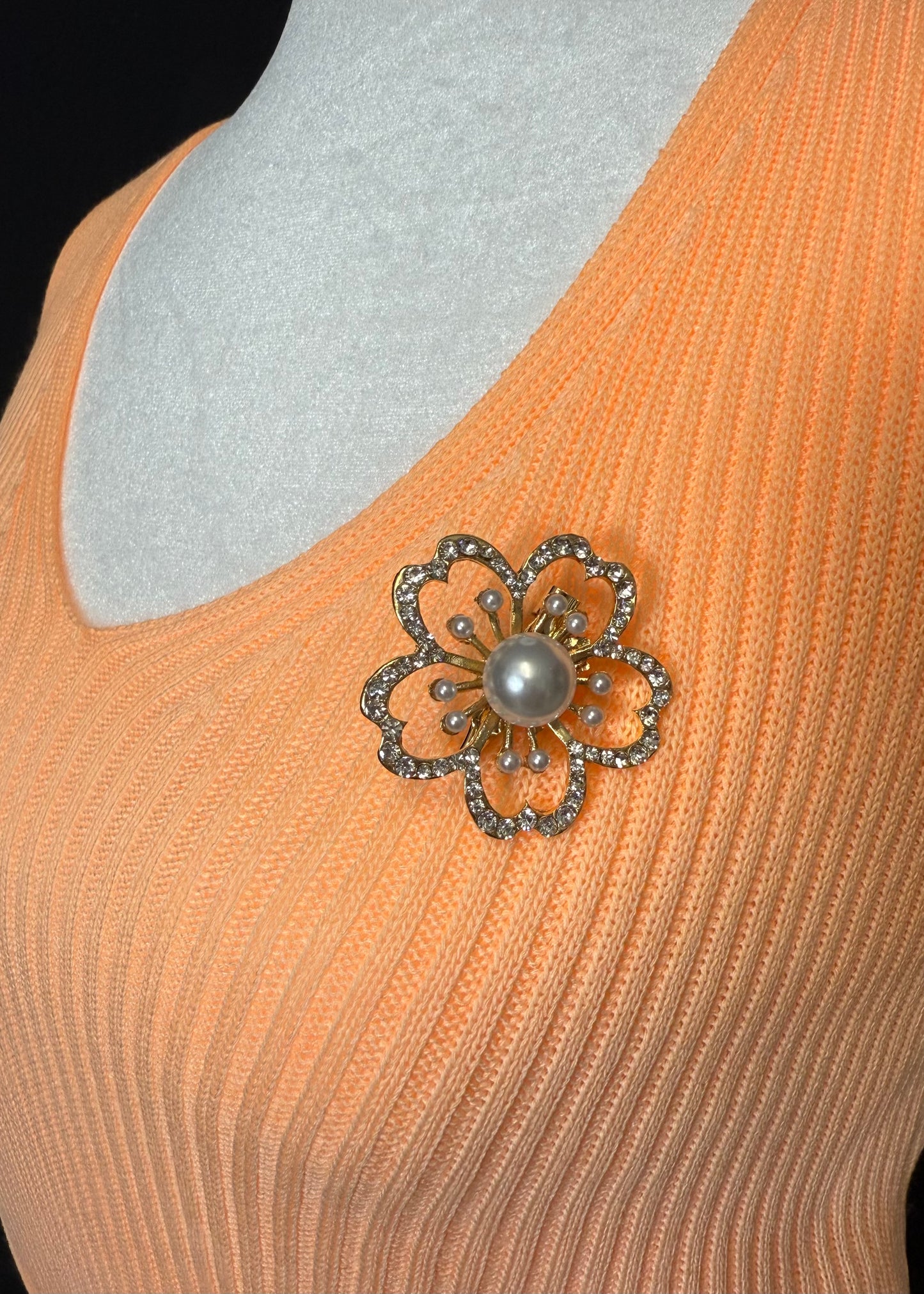 Shirt mit Blumenanstecker