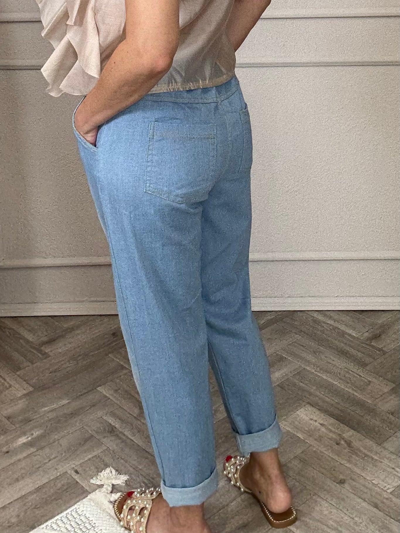 Jeans im Chinostyle mit Gürtel