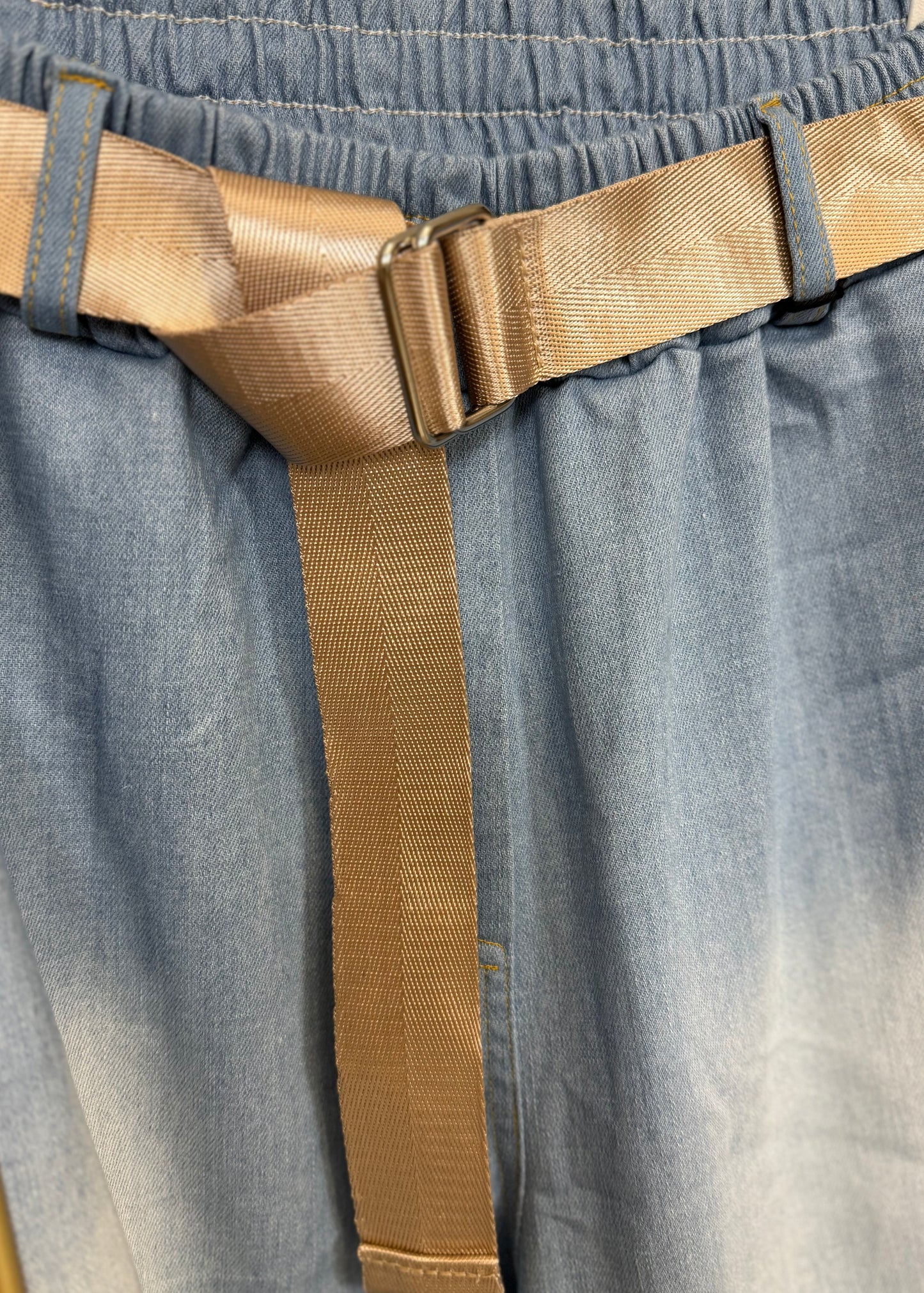 Jeans im Chinostyle mit Gürtel