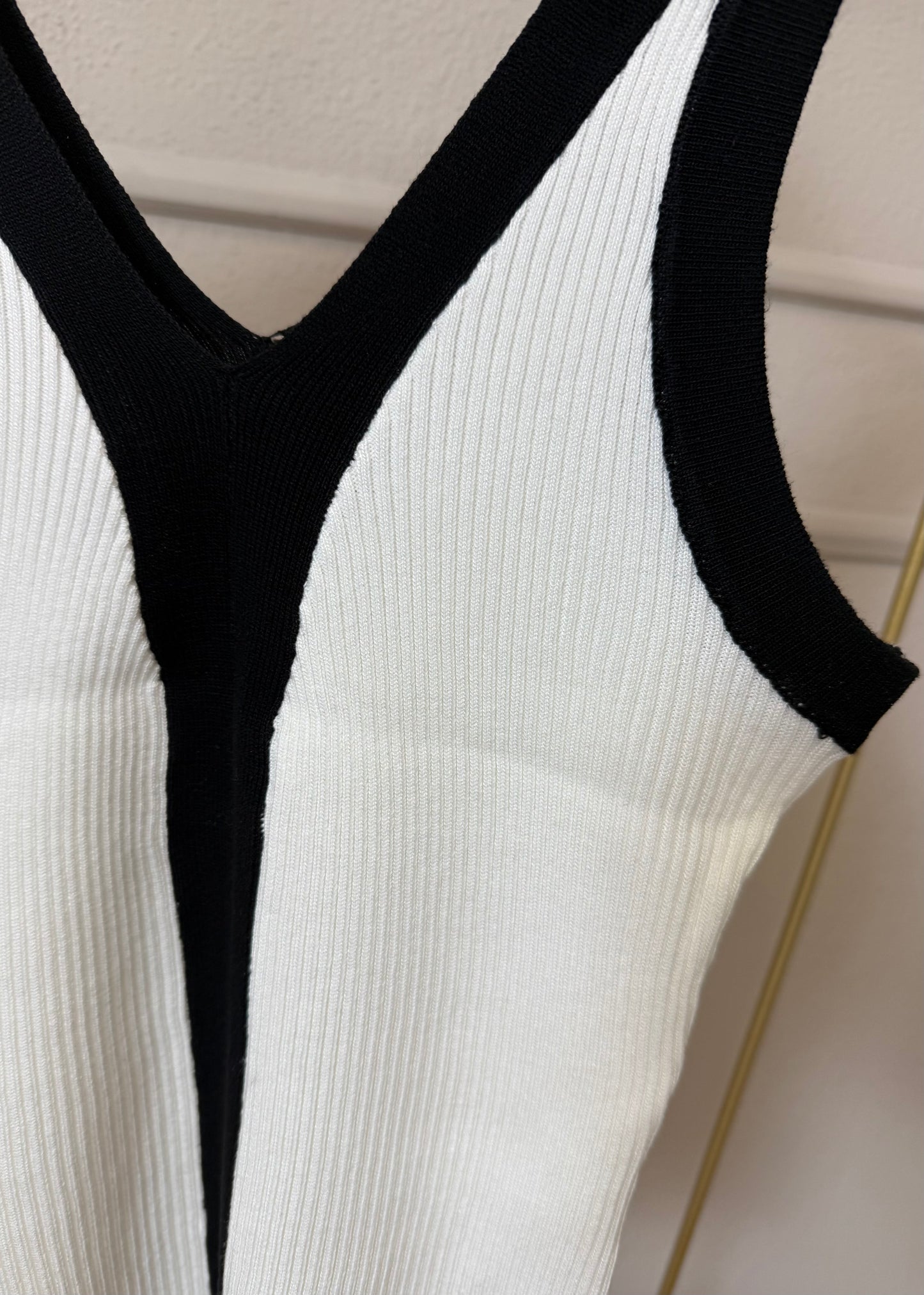 Stricktop Black & White