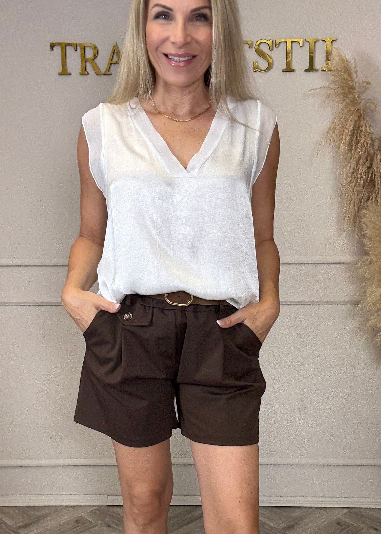 Short mit Gürtel