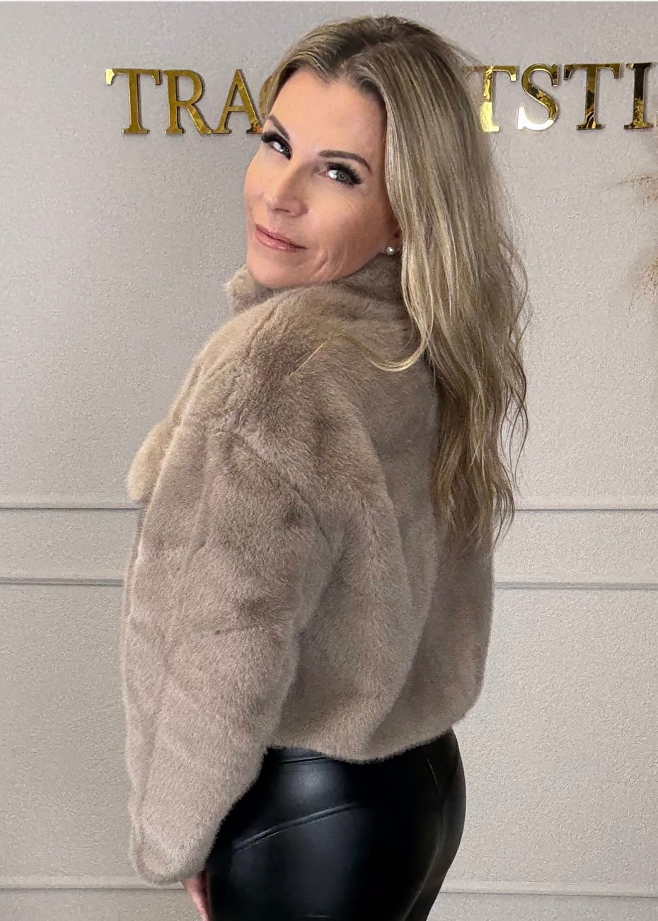 Stylische Fake Felljacke