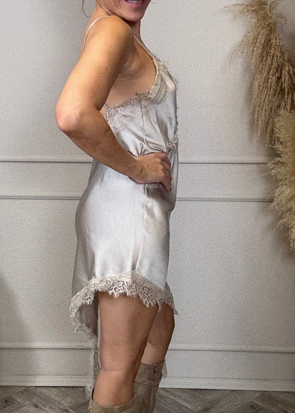 Satinkleid mit Spitze in 3 Farben