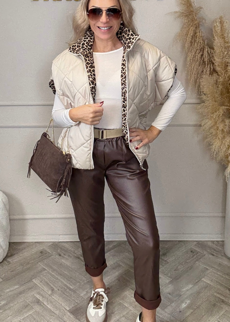 Beschichtete Chinohose mit Gürtel in 2 Farben