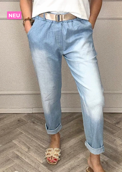 Jeans im Chinostyle mit Gürtel